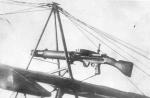 Пулемет "Льюис", установленный над крылом "Парасоля". 